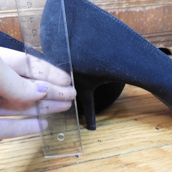 Black Suede Pumps Size 8.5 - Picture 5 of 7